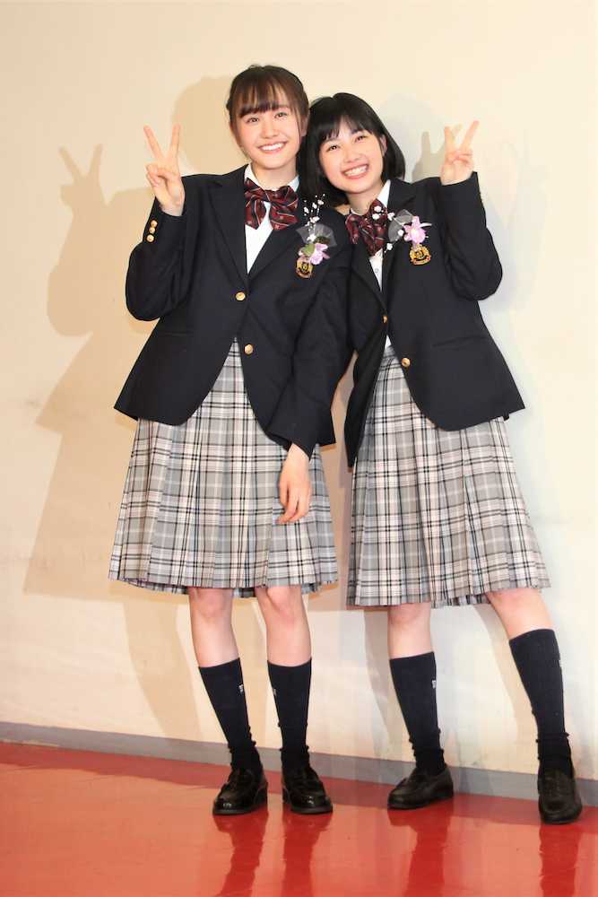 堀越高等学校卒業報告会見に出席した尾碕真花（左）と井頭愛海