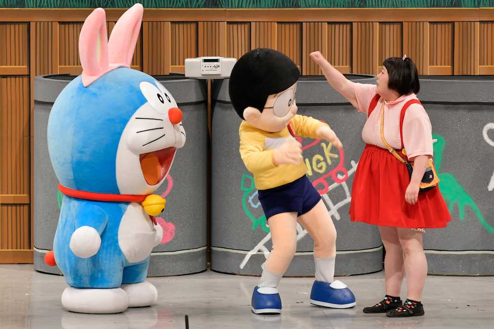 大阪市内のなんばグランド花月で行われた新喜劇公演で（左から）ドラえもん、のび太に絡む酒井藍