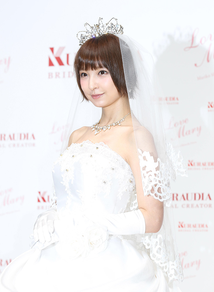 ２０１３年、自身プロデュースのウエディングドレスに身を包んだ篠田麻里子。驚きのスピード婚を果たした
