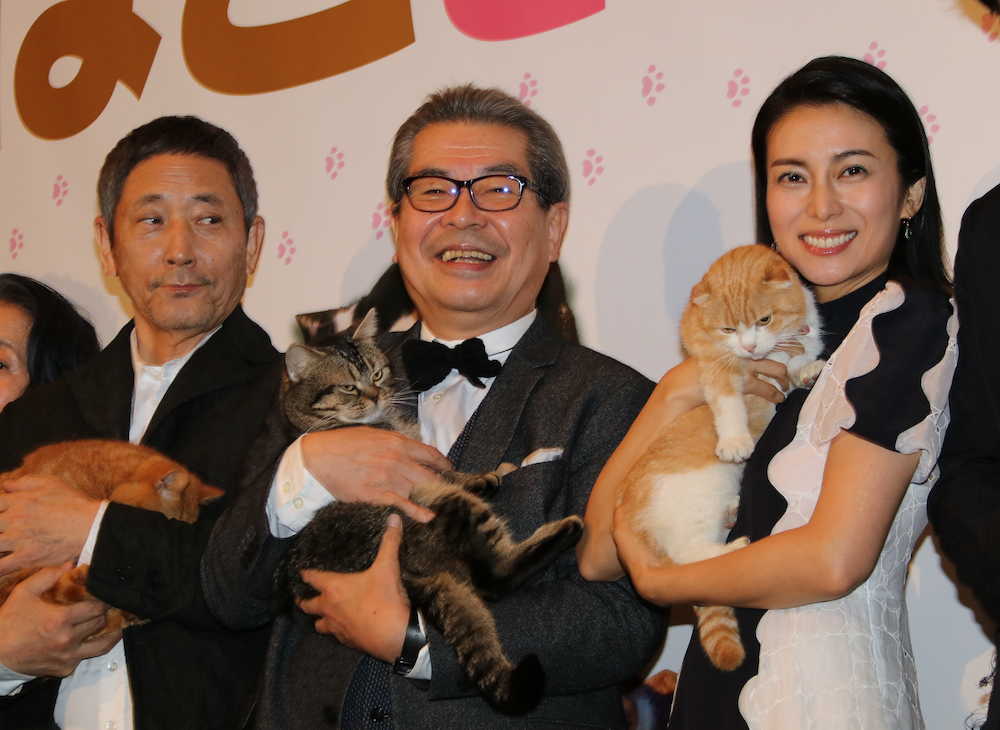 映画「ねことじいちゃん」初日舞台あいさつに登壇した（左から）小林薫、立川志の輔、柴咲コウ