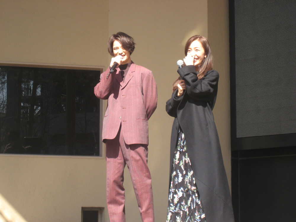 新曲「好き。ということ」発売記念ライブでゲストの塩野瑛久（左）とトークする板野友美