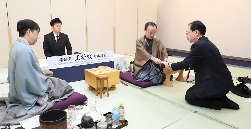 【画像・写真】王将戦第４局　後手の渡辺が５２手目を封じて１日目終了
