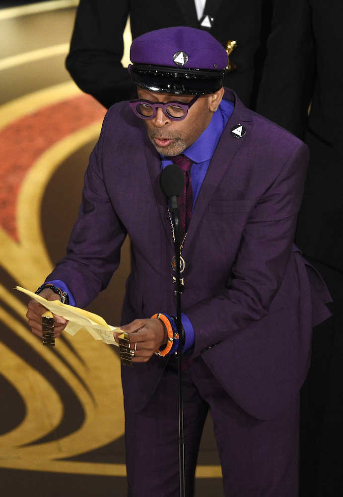 【画像・写真】スパイク・リー監督がオスカー初受賞　脚色賞で悲願達成　金色のエア・ジョーダンでステージへ