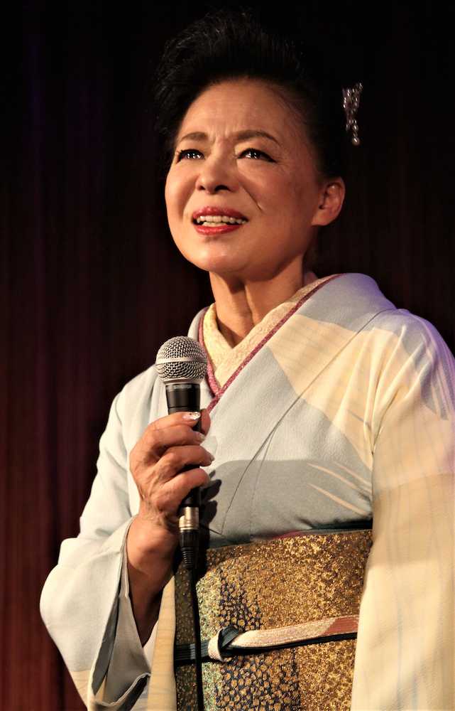 大阪市内で５０周年記念イベントを開き、涙する松前ひろ子