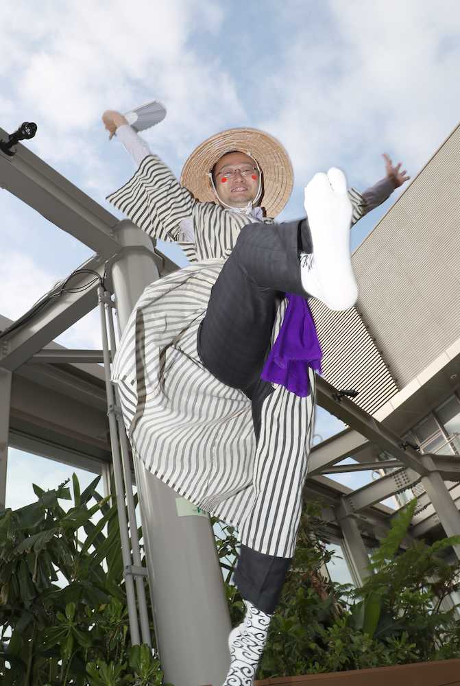 ４連勝でタイトルを獲得した渡辺新王将は沖縄の伝統芸能ちょんだらーの姿でジャンプ（撮影・村上　大輔）