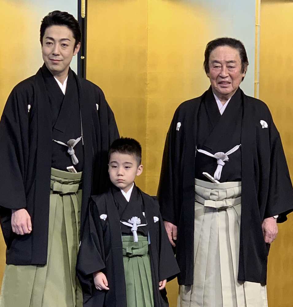 金びょうぶをバックに笑顔の（左から）尾上菊之助、寺嶋和史ちゃん、尾上菊五郎