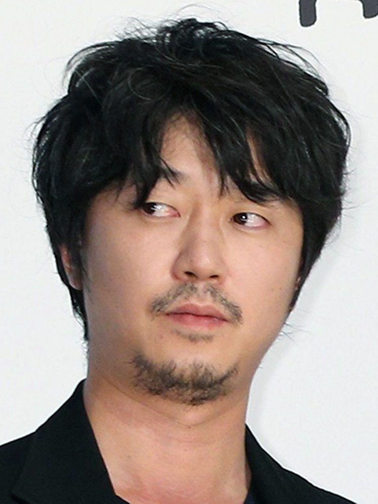 【画像・写真】新井浩文被告保釈…うつむき無言、示談不成立なら懲役３、４年か