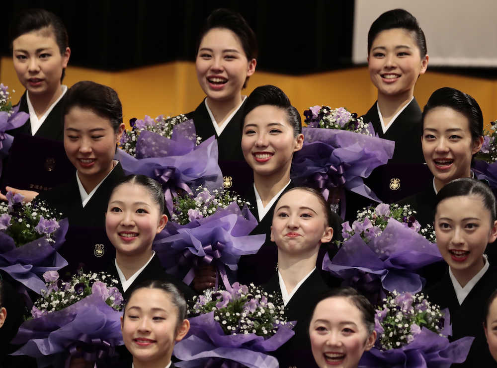 【画像・写真】宝塚音楽学校で卒業式　松岡恵さん「特別皆勤賞」　父・修造氏も祝福「熱さでは娘に負けたくない」