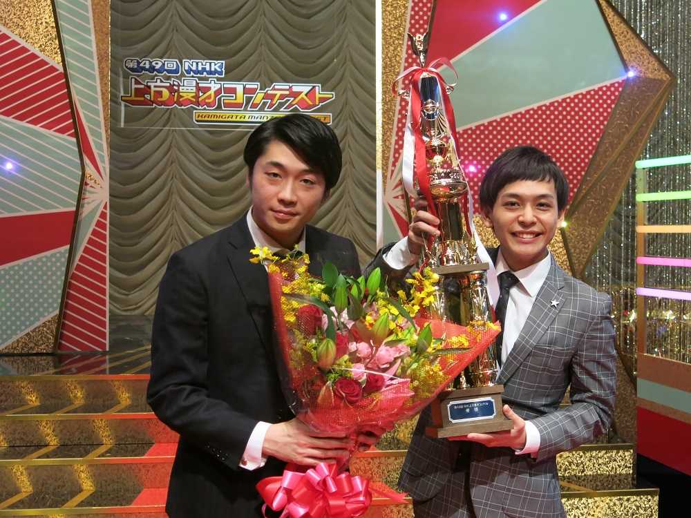 第４９回ＮＨＫ上方漫才コンテストで優勝した「さや香」の新山士彦（左）と石井誠一