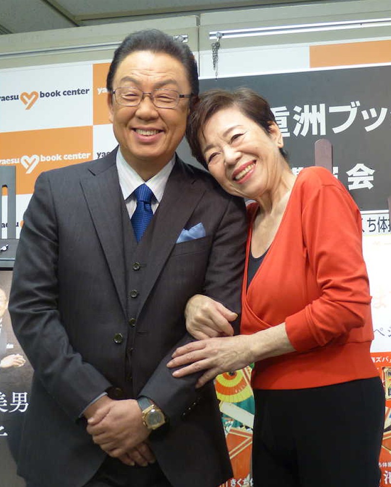 ムック本発売イベントを開いた梅沢富美男（左）と菊池和子さん