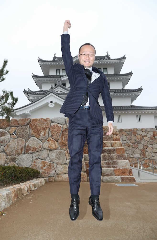 王将戦第５局の開催地だった尼崎城を背にジャンプする渡辺新王将