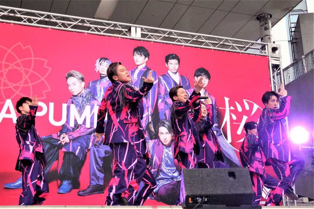 ニューシングル「桜」リリース記念イベントを開催したＤＡ　ＰＵＭＰ。「桜」のパフォーマンスで「サクラフィンガー」を披露する