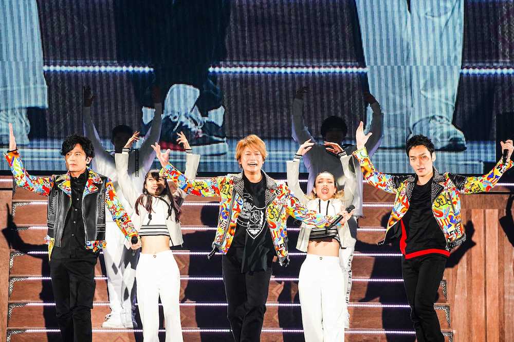 新しい地図のファンミーティング「ＮＡＫＡＭＡ　ｔｏ　ＭＥＥＴＩＮＧ＿ｖｏｌ．１」大阪公演のステージで熱唱する（前列左から）稲垣吾郎、香取慎吾、草なぎ剛