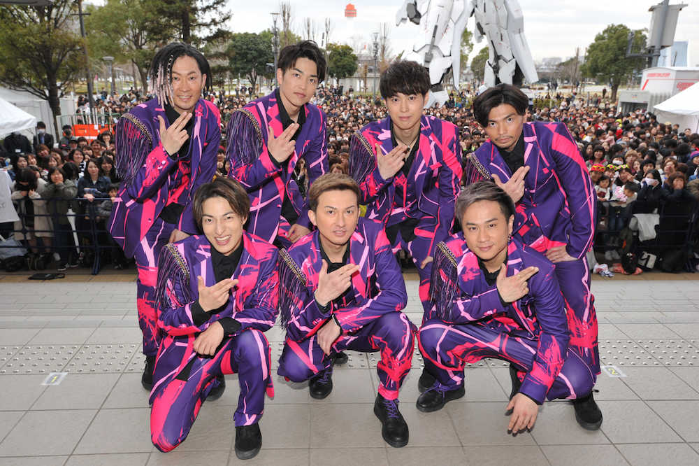 東京・台場で新曲「桜」の発売イベントを行ったＤＡ　ＰＵＭＰのＩＳＳＡ（前列中央）ら
