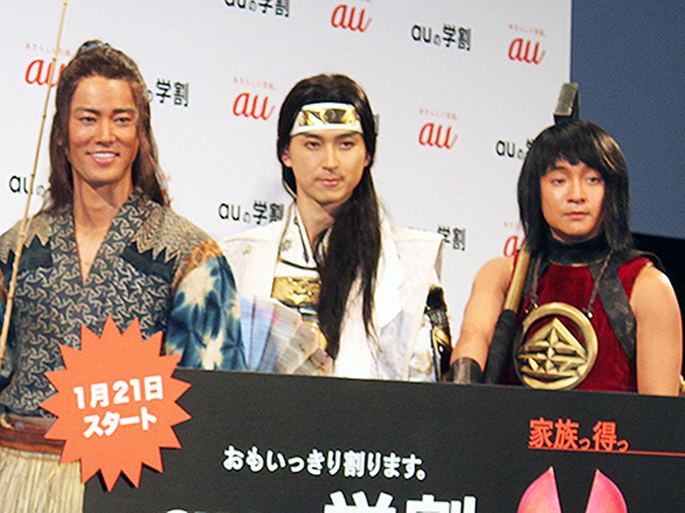 「ａｕ」三太郎の（右から）濱田岳、松田翔太、桐谷健太