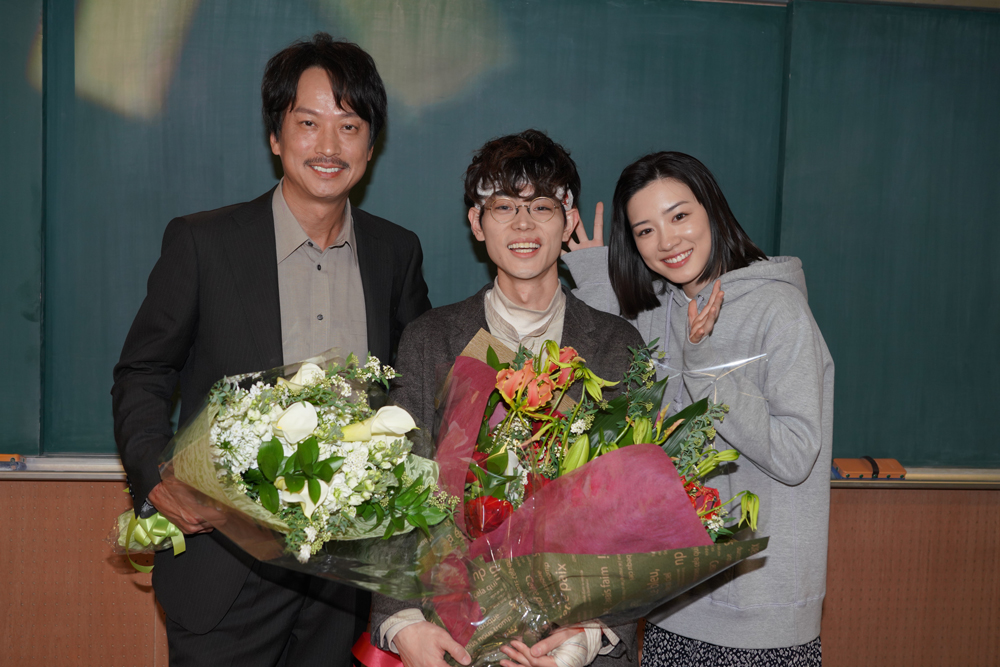 クランクアップを迎え、笑顔で花束を受け取る（左から）椎名桔平、菅田将暉と永野芽郁（Ｃ）日本テレビ