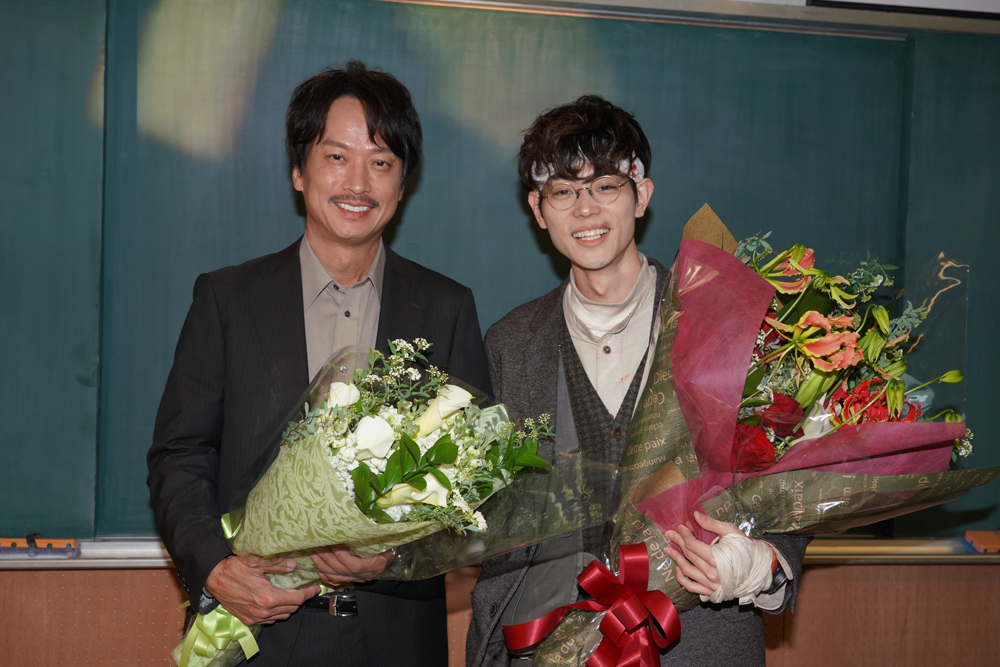 クランクアップを迎え、笑顔で花束を受け取る（左から）椎名桔平、菅田将暉（Ｃ）日本テレビ