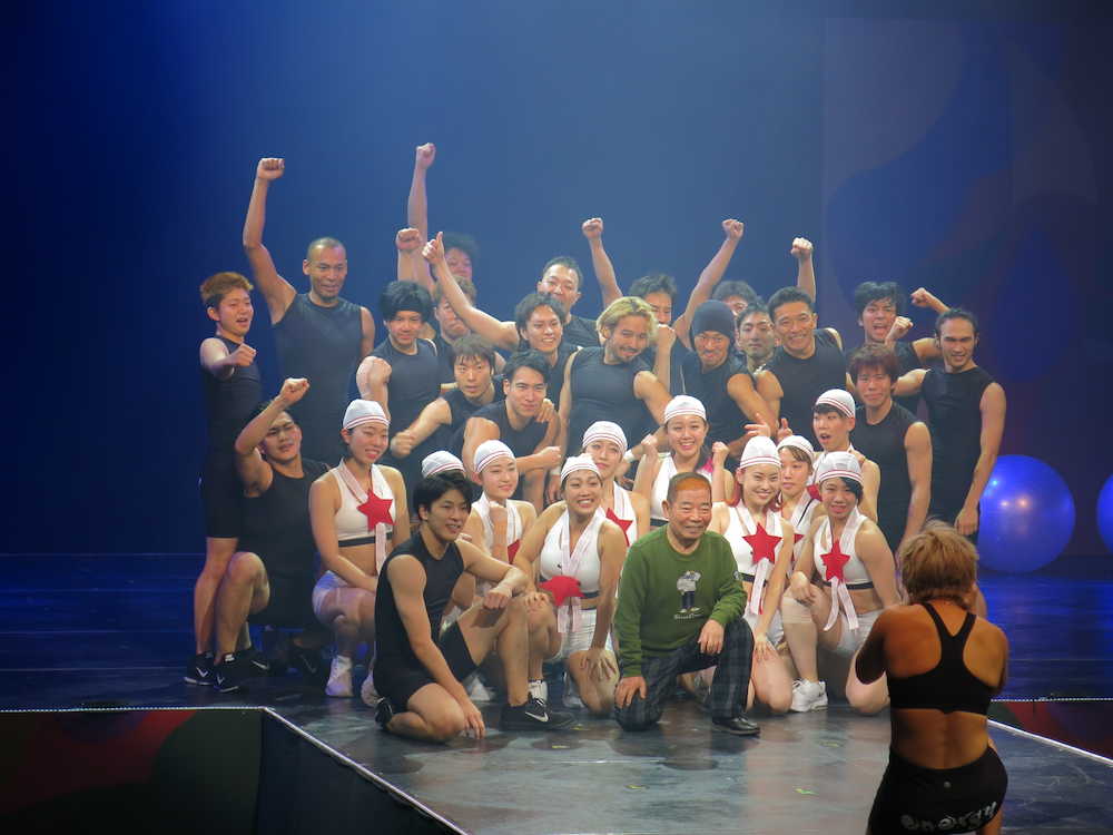 スポーツミュージカル「ｅｎｅｒｇｙ〜笑う筋肉〜」のゲネプロで舞台に上がった池乃めだか（最前列中央）とパフォーマー
