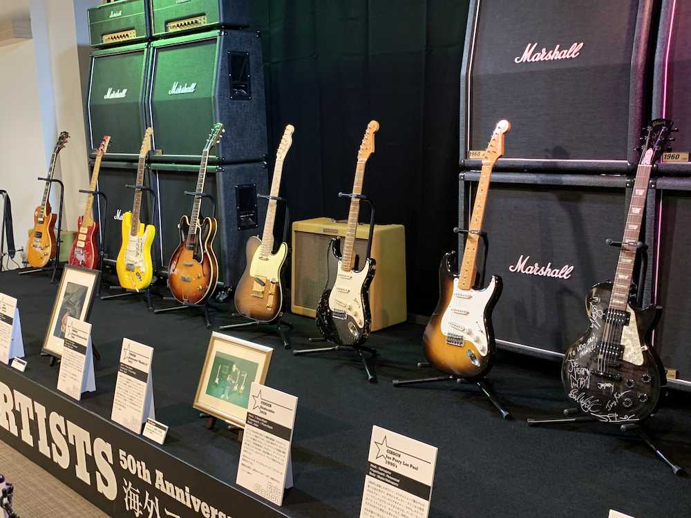 エリック・クラプトンやジェフ・ベックらから贈呈されたギターが並ぶ展覧会