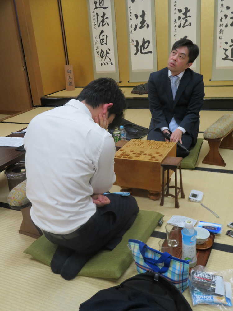 棋聖戦２次予選決勝で、久保利明九段（奥）に敗れ、背中を丸めてガックリの藤井聡太七段