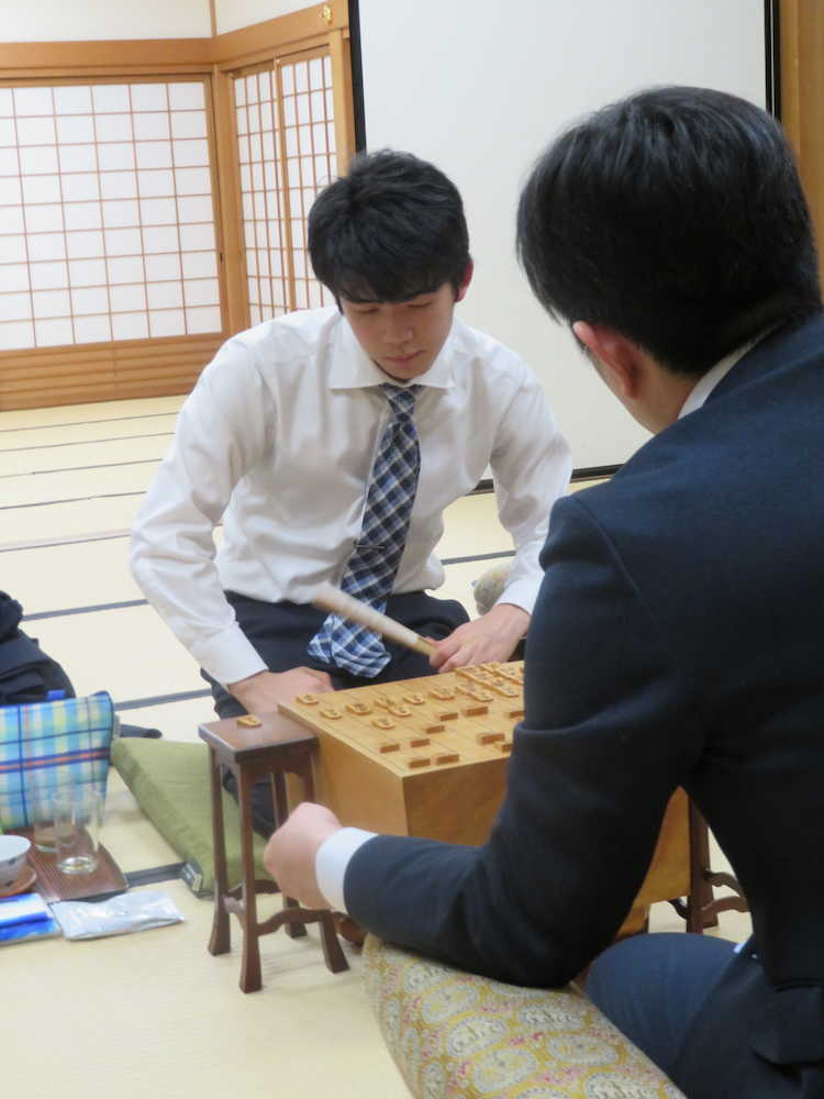 棋聖戦２次予選決勝で、久保利明九段（手前）に敗れ　ガックリの藤井聡太七段