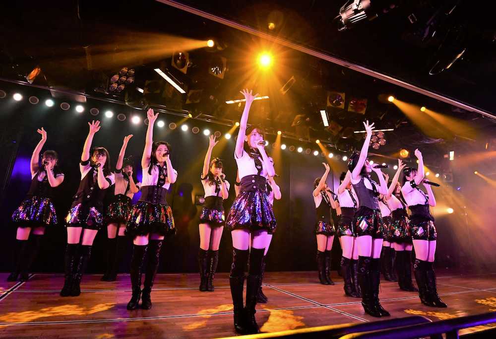 東京・秋葉原のＡＫＢ劇場で、復興応援ソング「掌が語ること」を披露するチームＢのメンバー