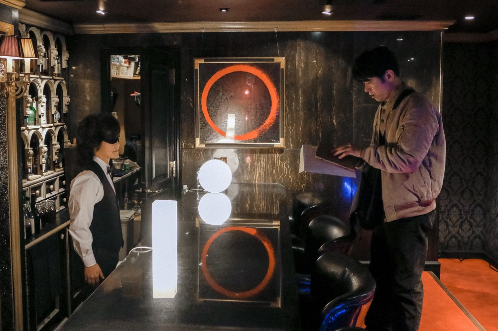 BSプレミアム「大全力失踪」でドラマ初出演するToshl（右は原田泰造）（C）NHK　
