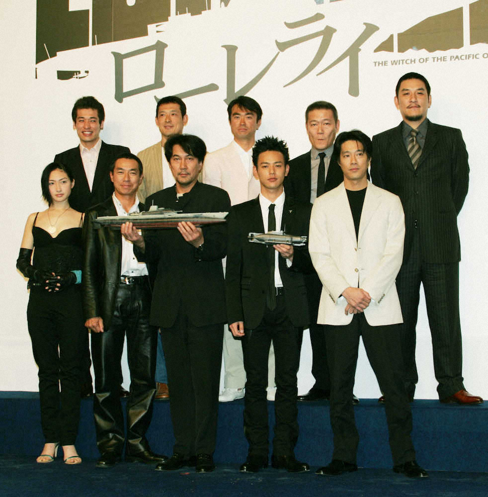 04年、映画「ローレライ」（後列右端）