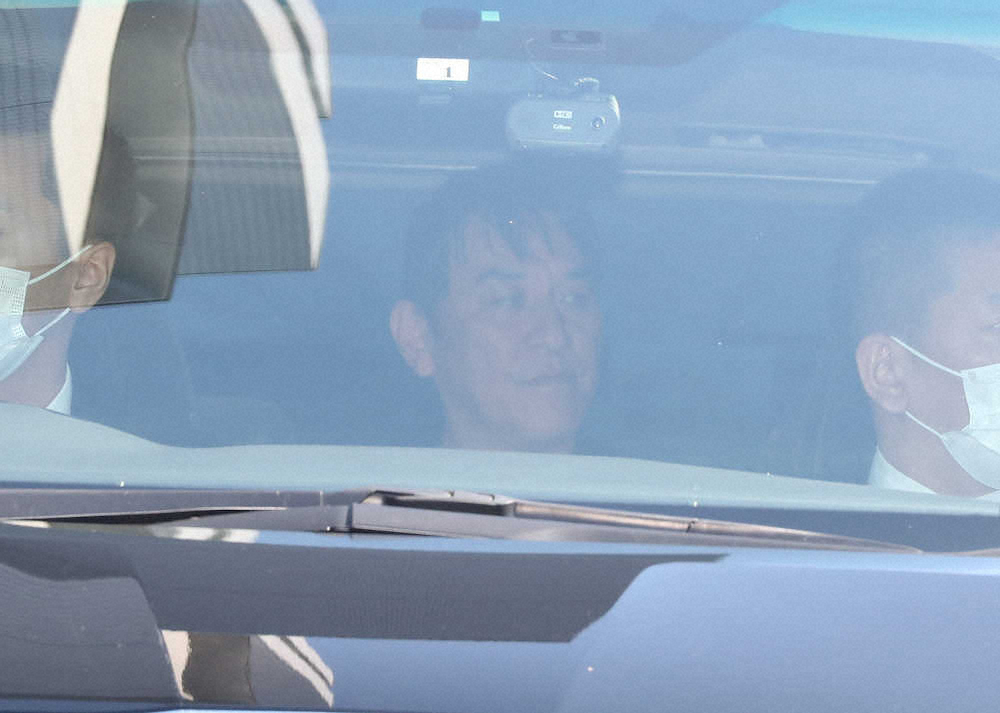 【画像・写真】ピエール瀧容疑者　湾岸署から送検　ぶ然とした表情、頭下げる仕草も