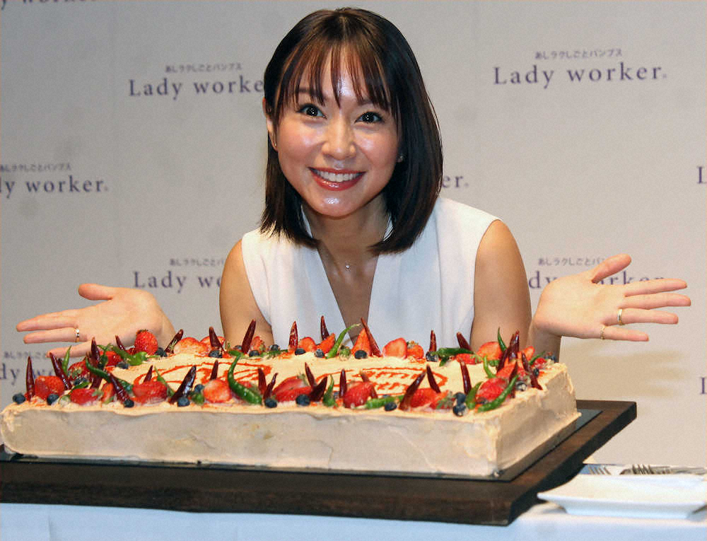 デビュー20周年を記念し激辛ケーキを贈られ笑顔の鈴木亜美
