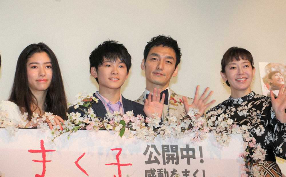 「まく子」の公開記念舞台あいさつに出席した（左から）新音、山崎光、草なぎ剛、須藤理彩