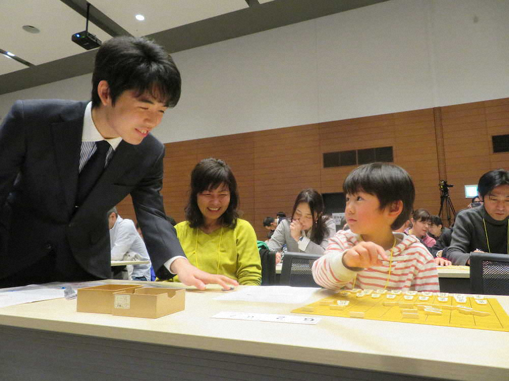 大阪市内で開かれた将棋普及イベントでちびっ子らに詰め将棋を教える藤井聡太七段