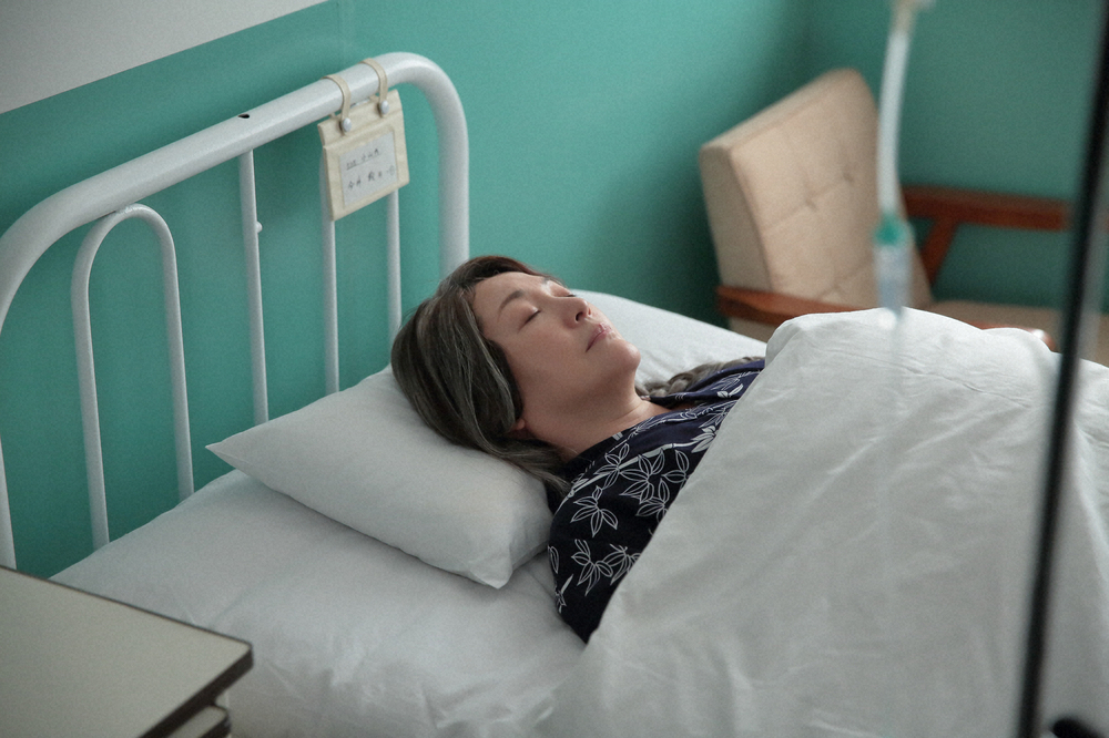 連続テレビ小説「まんぷく」第141話。病院に運ばれベッドで眠る鈴（松坂慶子）（Ｃ）ＮＨＫ