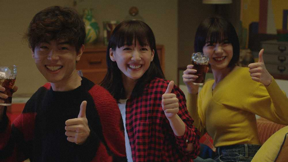 コカ・コーラの新CMに出演する（左から）菅田将暉、綾瀬はるか、池田エライザ