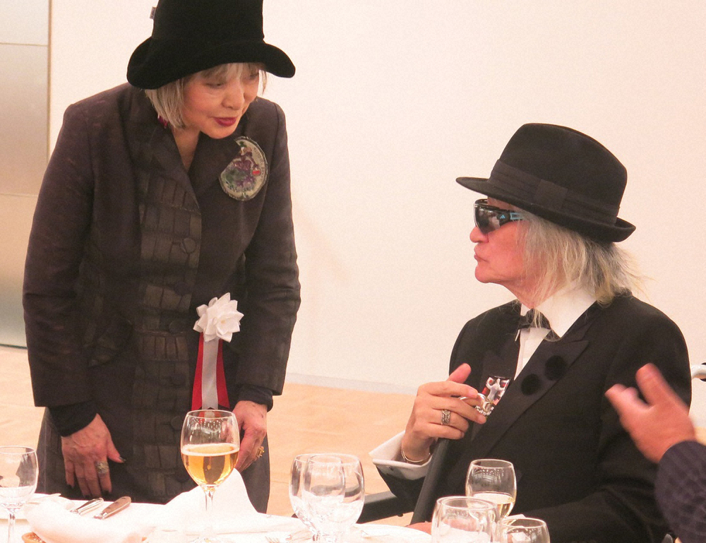 「第3回藤本義一文学賞」授賞式で会話する藤本統紀子さん（左）と内田裕也さん