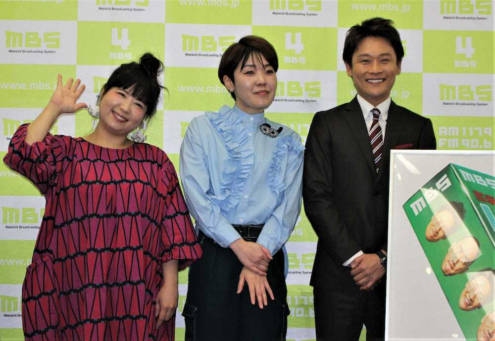 MBSの改編会見で新番組「ミント！」をPRした（左から）「アジアン」の馬場園梓と隅田美保、大吉洋平アナ