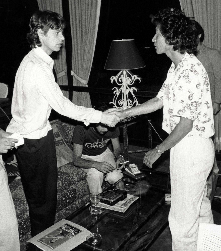 78年、グアムでのコンサート開催の交渉でミック・ジャガー（左）と握手
