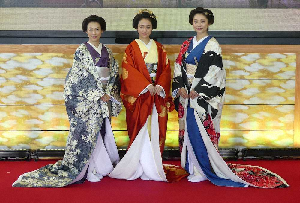 「大奥　最終章」の記者会見に、役柄衣装で出席した（左から）鈴木保奈美、木村文乃、小池栄子