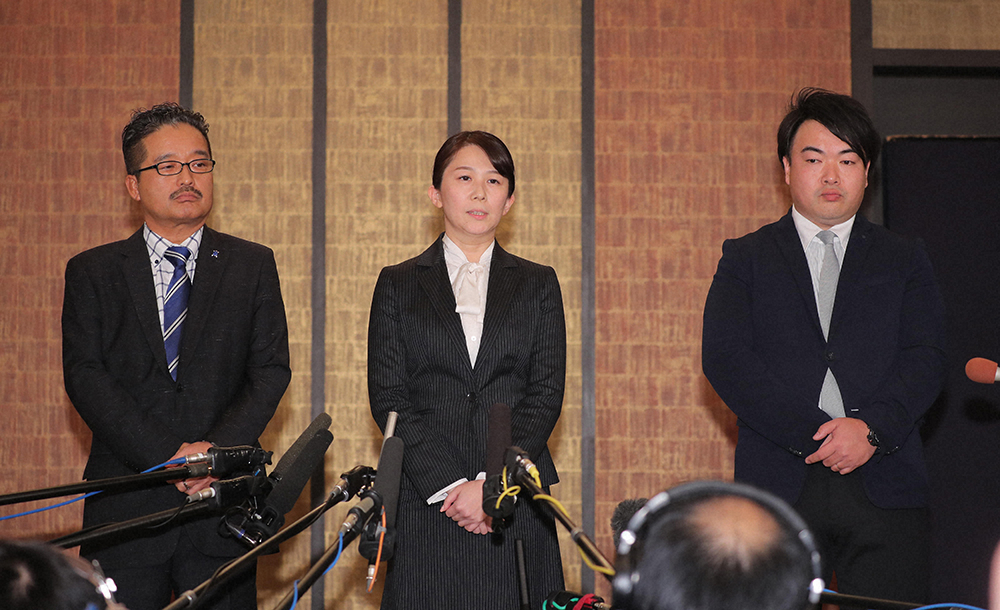 1月14日の会見で、報道陣の質問に答える（左から）AKS・松村匠運営責任者、NGT48・早川麻依子新支配人、岡田剛新副支配人