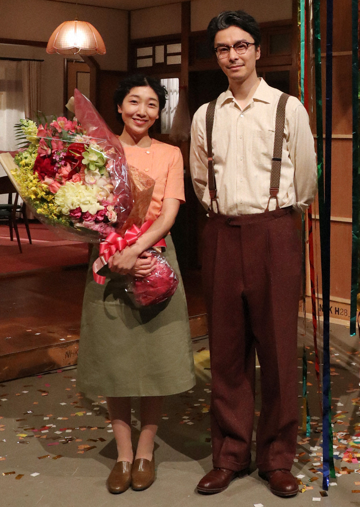 NHK連続テレビ小説「まんぷく」がクランクアップして笑顔を見せる安藤サクラ（左）と長谷川博己