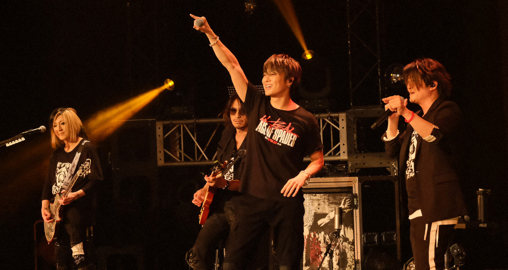 ライブで共演した（左から）HISASHI、TAKURO、TAKAHIRO、TERU