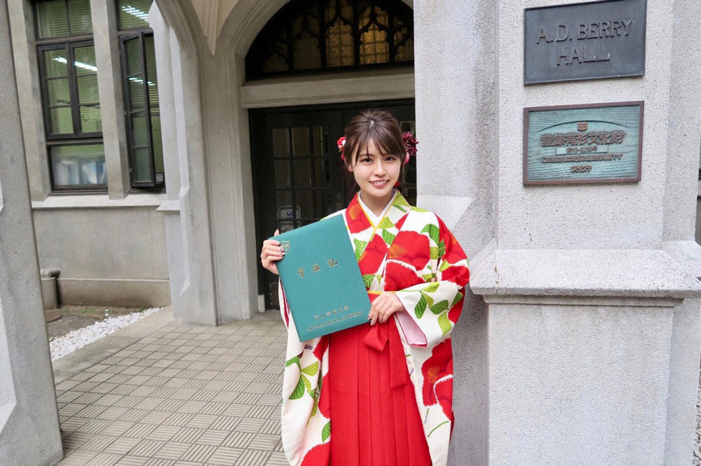 青学大を卒業し、学位記を手に笑顔を見せる井口綾子