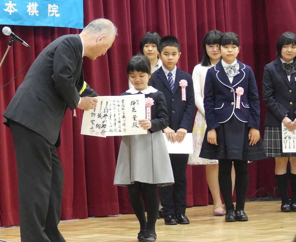 囲碁・日本棋院の合同表彰式で団宏明理事長から免状を授与された仲邑菫新初段