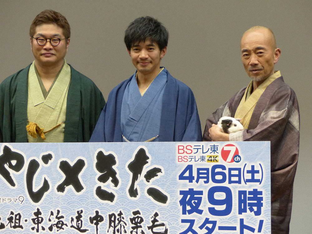 劇中衣装でPRする（左から）松尾諭、和田正人、竹中直人