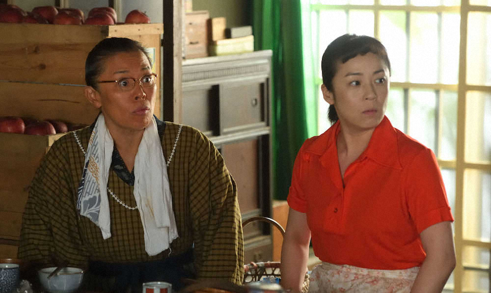 「ひよっこ2」第1話に出演した佐藤仁美（右）（左は柴田理恵）（C）NHK
