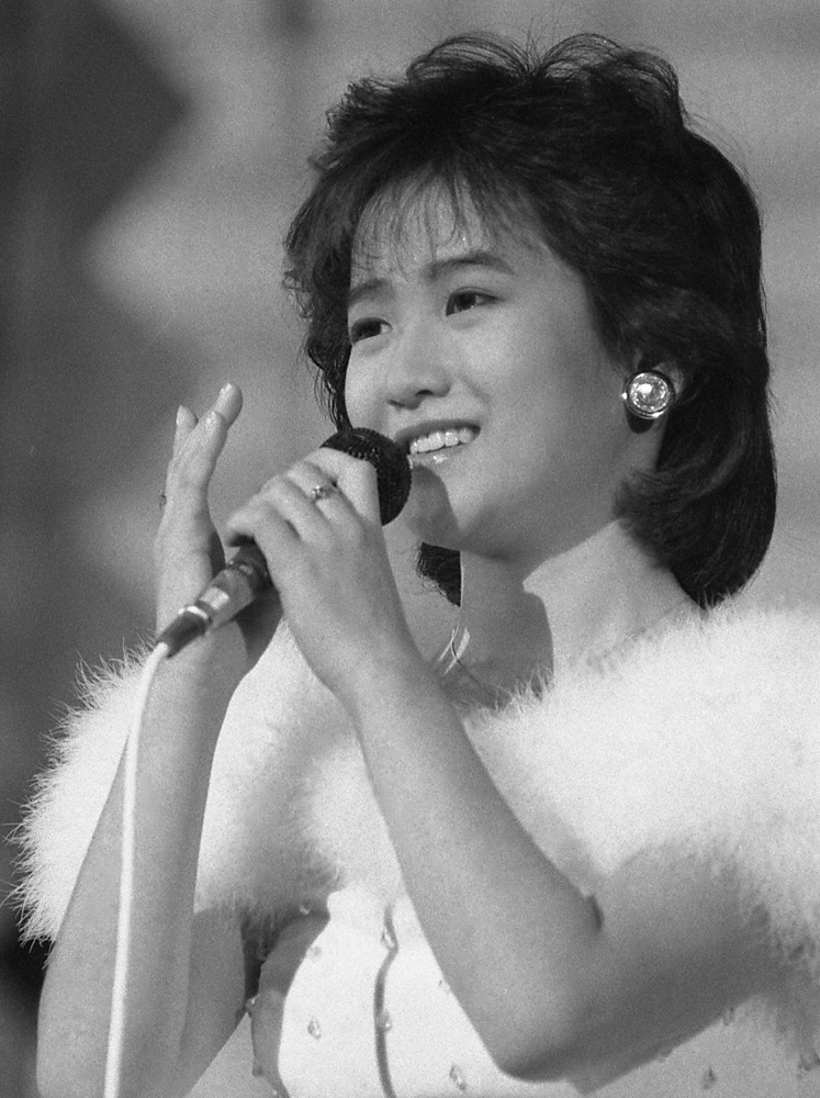 1984年12月31日、「第26回日本レコード大賞」の最優秀新人賞を受賞した岡田有希子さん