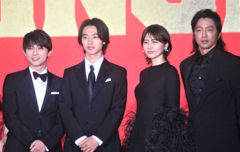 映画「キングダム」のワールドプレミアレッドカーペットイベントに登場した（左から）吉沢亮、山崎賢人、長澤まさみ、大沢たかお