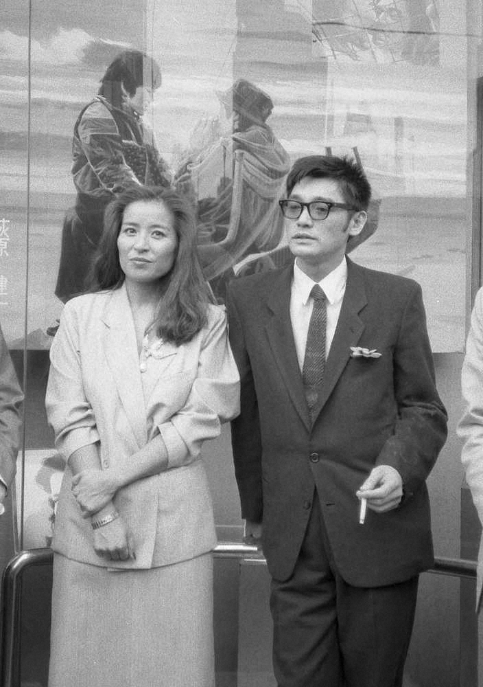 85年、映画「恋文」の初日舞台あいさつで、女優・倍賞美津子と2ショットを披露した萩原健一さん