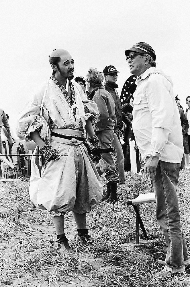 79年、映画「影武者」で黒澤明監督（右）から演技の指導を受ける萩原健一さん