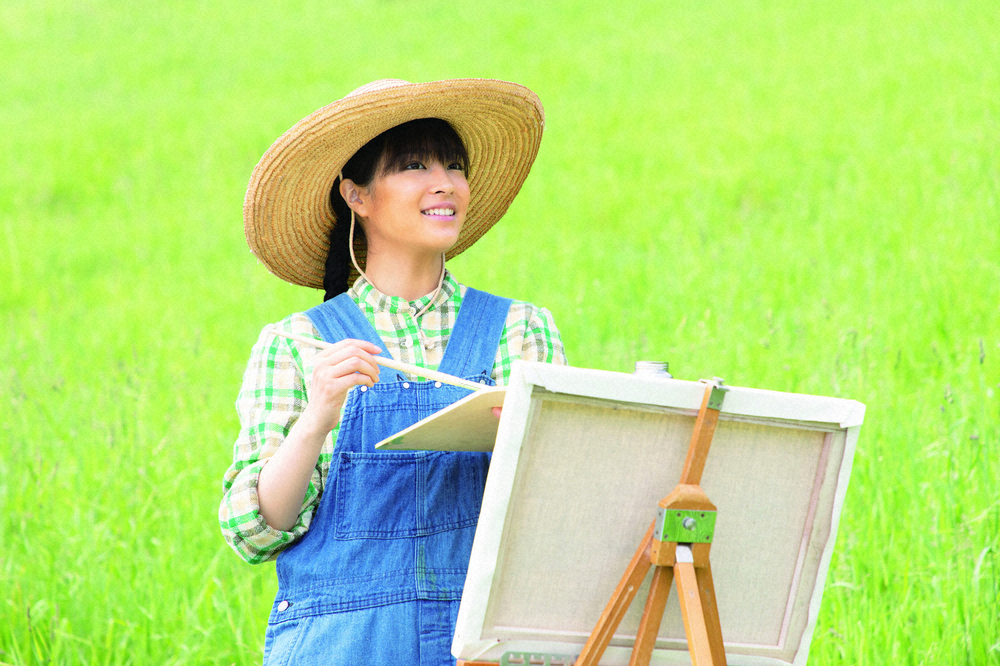 連続テレビ小説「なつぞら」第1週は「なつよ、ここが十勝だ」。草原にキャンバスを広げ、絵を描く奥原なつ（広瀬すず）（C）NHK